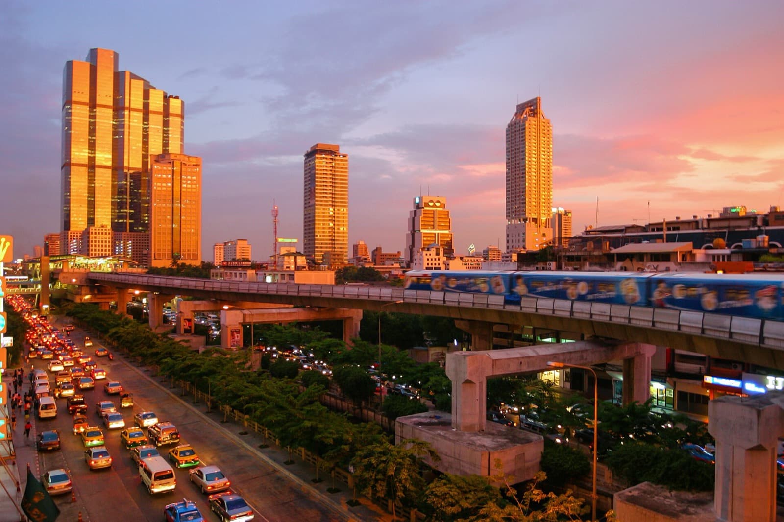 Le skytrain de Bangkok au coucher du soleil