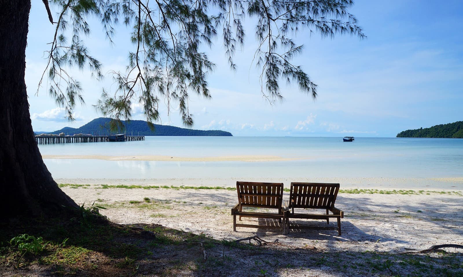 Plage de sable blanc et eau turquoise sur l'archipel de Koh Rong