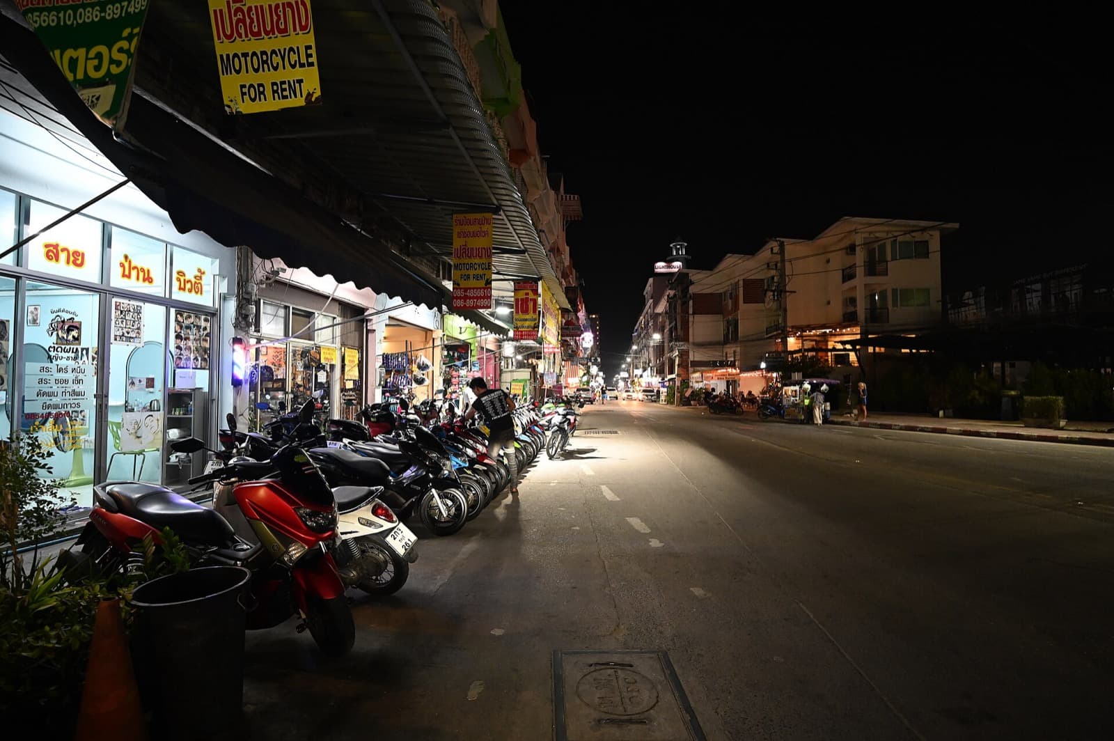 Scooters garés le long d'une rue en Thaïlande