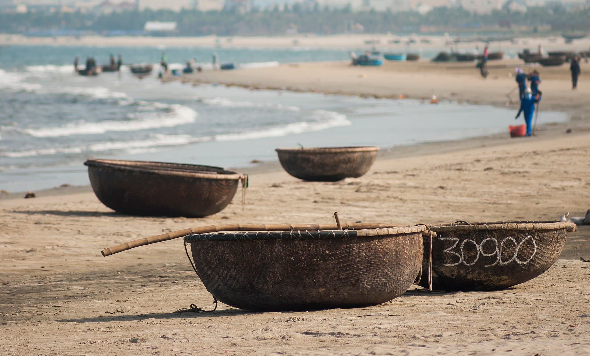 La côte de Da Nang et ses barques rondes