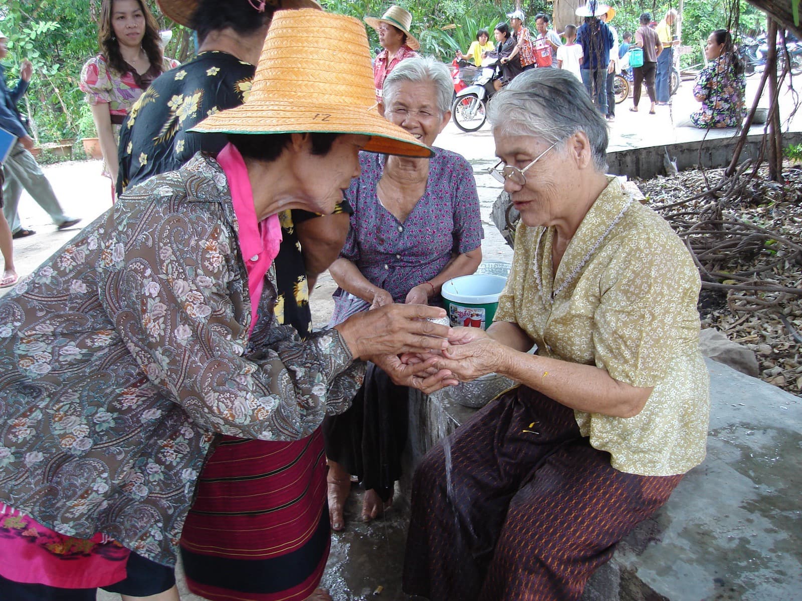 Célébration de Songkran dans un temple thaïlandais