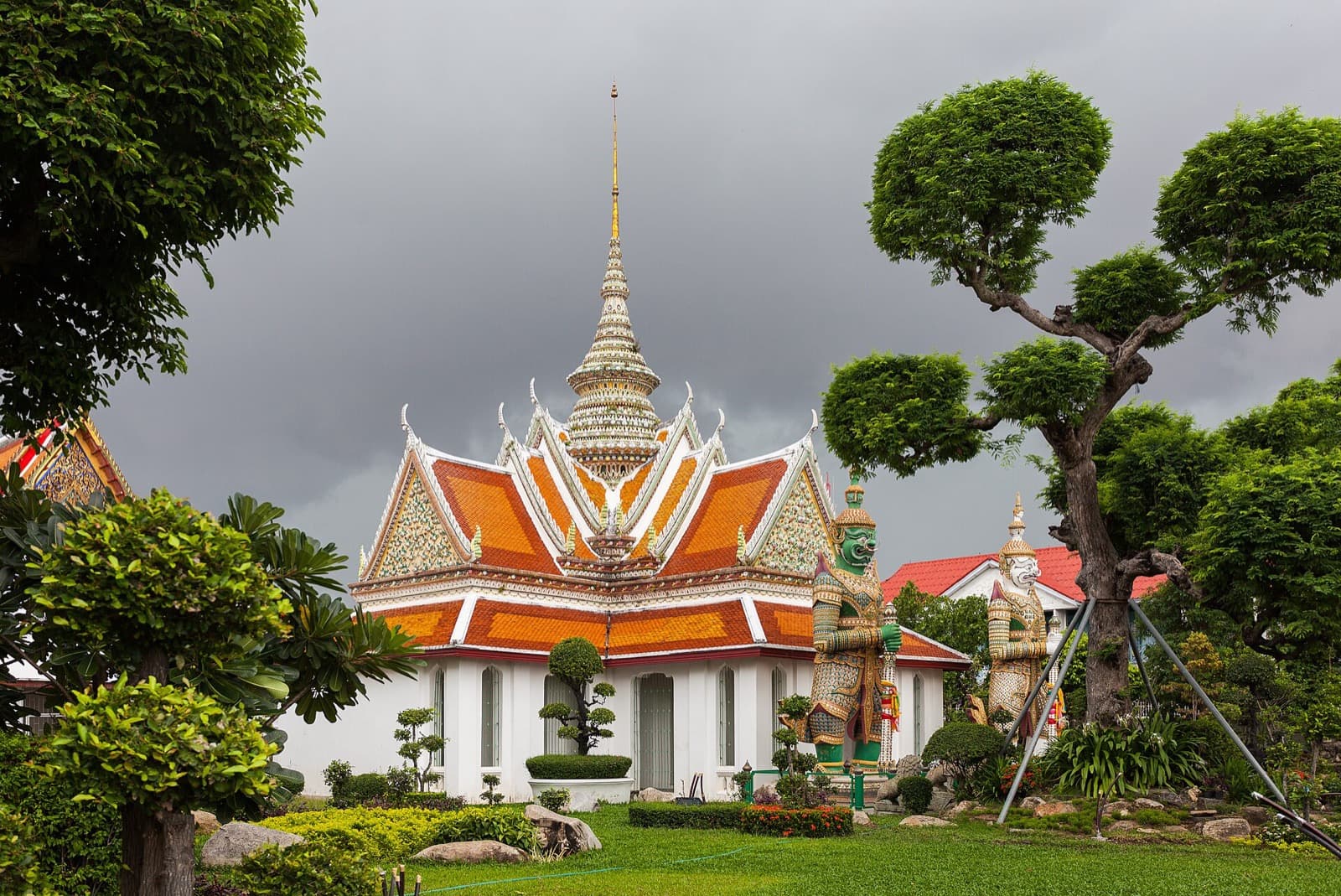 Le temple Wat Arun à Bangkok au coucher du soleil